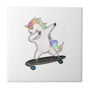 Azulejo Camiseta de unicornio haciendo dabbing en monopatí