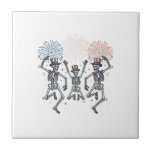 Azulejo Camiseta Vintage de Fuegos Artificiales de Esquele<br><div class="desc">Diseño de Camiseta Vintage de Fuegos Artificiales de Esqueleto Bailando Patriótico_1</div>