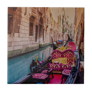 Azulejo Canal con gondola tradicional en Venecia, Italia