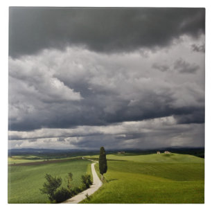 Azulejo Carretera y nubes de tormenta, región rural de Tos
