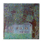 Azulejo Casa de campo en la Alta Austria, por Gustav Klimt<br><div class="desc">Casa de campo en la Alta Austria (1912) de Gustav Klimt es un simbolismo de la época victoriana de la pintura de arte fino. Una escena natural con árboles y un campo de flores con un granero en una granja. La gran estructura de madera tiene ventanas. Sobre el artista: Gustav...</div>