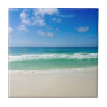 Azulejo Casa de la isla azul de bonito<br><div class="desc">Una hermosa fotografía de playa tomada en el destino ideal de vacaciones de Destin, Florida. Las hermosas aguas verdes de Sandestin se adentran en la arena de la orilla del mar, bajo unos cielos azules serenos, para hacer la foto perfecta de las vacaciones. Una encantadora adición a su escapada de...</div>