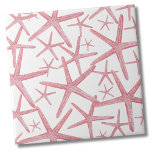 Azulejo Casa de playa rosa náutico<br><div class="desc">Una playa costera de coral rosa, bonita y de moda, con estrellas de mar. ¡No dudes en cambiar el color de fondo para que coincida con tu espacio! Si quieres usar esta baldosa como una pequeña montaña o un trívet para una bebida o un plato.. o quieres ir grande con...</div>