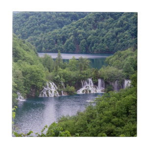 Azulejo Cascada de cascada con bosque verde en Croacia