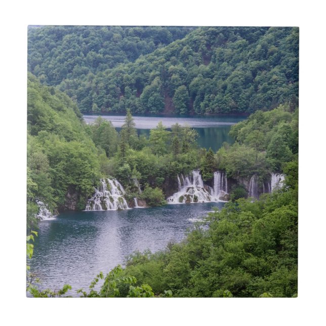 Azulejo Cascada de cascada con bosque verde en Croacia (Frente)