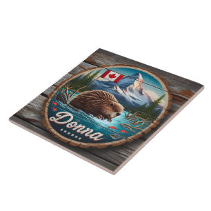 Azulejo Castor canadiense en estanque forestal con montaña