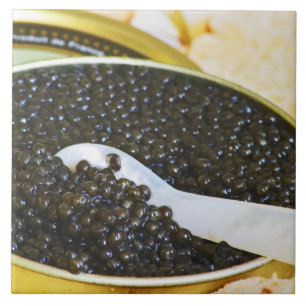Azulejo Caviar negro y una cuchara de nácar para