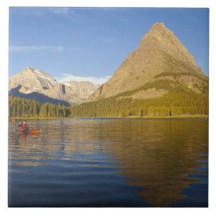Azulejo Cayaking en el lago Swiftcurrent al amanecer en el