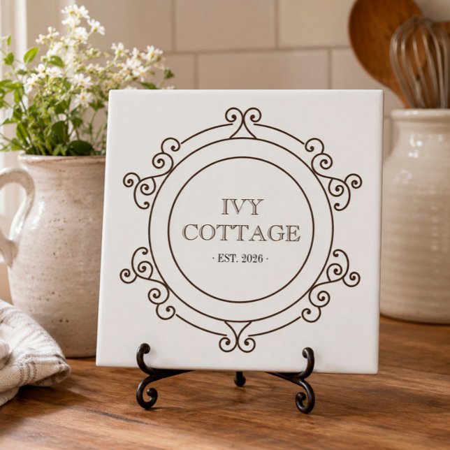 Azulejo Cerámico con Caligrafía de Cabaña con Text (Custom ceramic tile bringing personality to a cozy kitchen corner.)