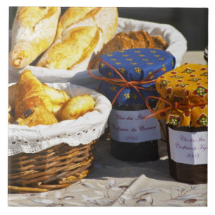 Azulejo Cesta con croissants y panes de chocolate.