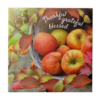 Azulejo Cesta de Apple colorida y hojas de otoño.