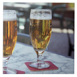 Azulejo Chablis; dos cervezas frías a 42 grados en un calu