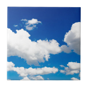 Azulejo Cielo azul soleado con las nubes blancas