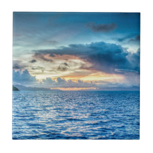 Azulejo Cielo nublado sobre la costa oceánica de Bora Bor