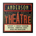 Azulejo Cine residencial Marquee de Movie Theater | Person<br><div class="desc">Disfrute de una noche de cine en familia con esta original montaña para beber azulejos de teatro. Este diseño personalizado, hecho como una marquesina de cine retro con luces falsas y mucho brillo, es el accesorio perfecto para cualquier película. El color principal es el rojo, el oro y el negro....</div>