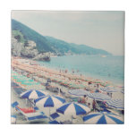 Azulejo Cinque Terre Italia Fun Beach Scene Travel Photo<br><div class="desc">Una hermosa vista del paisaje de la preciosa playa, el océano azul y las montañas en Monterosso al Mare, Cinque Terre, Italia, mostrando a las familias disfrutando de un divertido día soleado en el mar. Fotografía de viajes y playa.</div>