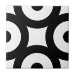 Azulejo Círculos originales audaces modernos con puntos bl<br><div class="desc">Moda audaz diseño moderno original blanco y negro baldosas cerámicas contemporáneas, círculos negros con puntos sobre un fondo blanco. Este patrón geométrico es perfecto para el diseño interior o el contraportamiento. Los círculos se vuelven visibles cuando se juntan más azulejos. Puede comprobar cómo se ve el patrón cuando se juntan...</div>