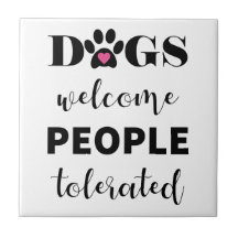 Cita graciosa para perros bienvenidos tolerados