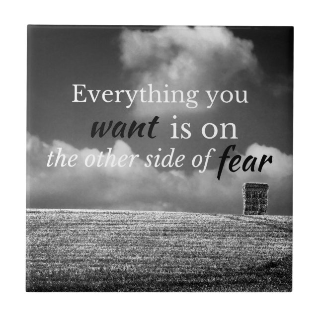 Azulejo Cita motivacional: Todo lo que quieres está en... (Frente)