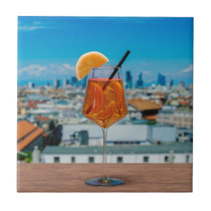 Azulejo Cóctel Spritz en una mesa con vistas a Milán
