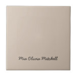 Azulejo Color de tendencia - Tejido cerámico suave<br><div class="desc">Presenta el elegante y clásico tono primaveral: Taupe suave. Elevar la decoración de su hogar con nuestra moderna y elegante cerámica, con un nombre de personalizable en una encantadora letra manuscrita. Su diseño elegante y minimalista de color sólido exuda un atractivo atemporal, haciéndolo perfecto para uso personal o como un...</div>