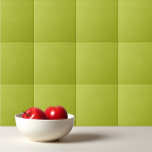 Azulejo Color sólido lienzo liso verde<br><div class="desc">Diseño verde de uva de lima lisa de color sólido.</div>