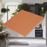 Azulejo Colores modernos - Tile cerámico morado Naranja de<br><div class="desc">Aumente su experiencia de obsequio con nuestra cerámica en un elegante naranja de tierra, la base perfecta para presentar sus regalos envueltos. Utilícelos como galletas elegantes y prácticas para tomar bebidas o como piezas de exhibición elegantes para exhibir tus tesoros envueltos. Las baldosas de cerámica de colores sólidos le dan...</div>