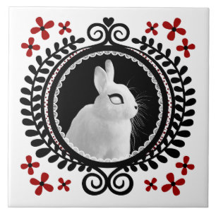 Azulejo Conejo Blanco Extraño: Blanco, Negro y Rojo