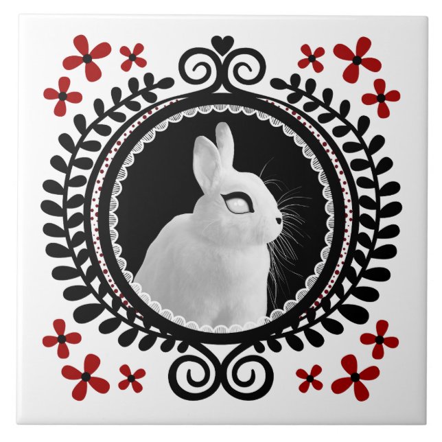 Azulejo Conejo Blanco Extraño: Blanco, Negro y Rojo  (Frente)