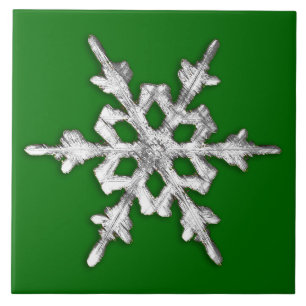 Azulejo Copo de nieve plateado y blanco sobre verde pino