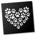 Azulejo Corazón de impresión de la pata blanca negra<br><div class="desc">Utilícelo para un lindo regalo de baratija, o consiga una tonelada para decorar la oficina de un veterinario o un área de lavado de perros de su casa. Puede cambiar el color de fondo. Este bonito diseño de la huella de una pata es ideal para los amantes de las mascotas...</div>
