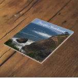 Azulejo Costa del Noroeste del Pacífico<br><div class="desc">Baldosa cerámica con una imagen fotográfica del paisaje marino de olas oceánicas estrellándose en una costa rocosa a lo largo de la pintoresca costa noroeste del Pacífico. Seleccione su tamaño de mosaico. ¡Hace un gran trivet de cocina!</div>