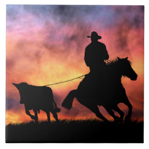 Azulejo Cowboy Steer Roping en el atardecer