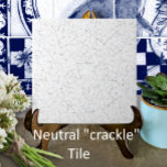 Azulejo Crujido blanco - Luce antigüo vintage contrasplant<br><div class="desc">Esta baldosa de cerámica de apariencia acristalada tiene un degradado de imitación gris sobre un fondo blanco. Parece una pieza artesanal hecha a mano con un aspecto decorativo pero neutro. Perfecto como acento propio o combinado con otros motivos de mosaico en una instalación de contraportada. Arte y diseño de Tuzi...</div>