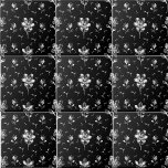 Azulejo Cuarto De Baño Flor Floral De Color Negro Y Plata<br><div class="desc">Esta cerámica de baño florido cuenta con una flor de plata y un diseño de hojas en un fondo negro. Incluyen accesorios de baño a juego. Contiene A.I.</div>