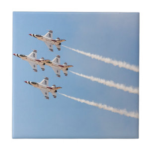 Azulejo Cuatro Thunderbirds F-16 vuelan en la formación