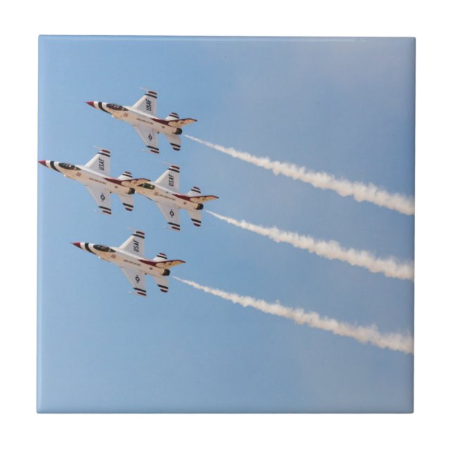 Azulejo Cuatro Thunderbirds F-16 vuelan en la formación (Frente)