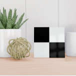 Azulejo Cubierta cerámica moderna en blanco y negro<br><div class="desc">Esta cerámica minimalista presenta un diseño moderno de cuadros en blanco y negro.</div>