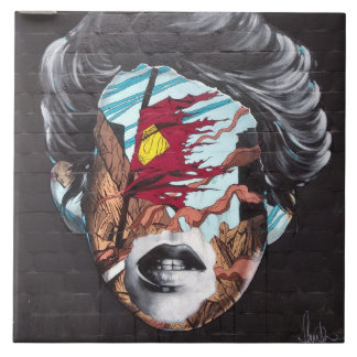 Azulejo Cubierta de graffiti que representa la cabeza de u