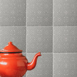 Azulejo Damasco Ornate Gris Y Blanco Clásico Elegante<br><div class="desc">El diseño de las baldosas ornamentales clásicas presenta adornos blancos en un fondo gris.</div>