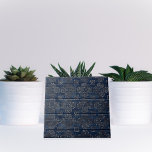 Azulejo Damasco Rústico Azul Índigo En Madera Escrachada<br><div class="desc">Diseño único de baldosas decorativas con un patrón de damasco blanco inmaculado sobre una textura de fondo de madera arañada.</div>