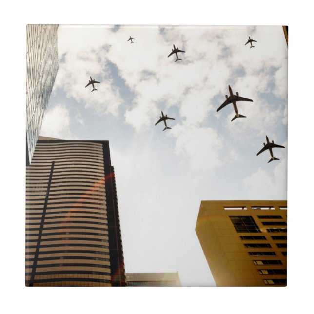 Azulejo De Cerámica Aeroplanos que vuelan sobre edificios (Frente)