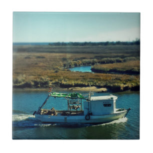 Azulejo De Cerámica Agua azul de barco pesquero en Marshland