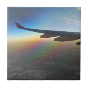 Azulejo De Cerámica Ala del avión contra el sol de colores