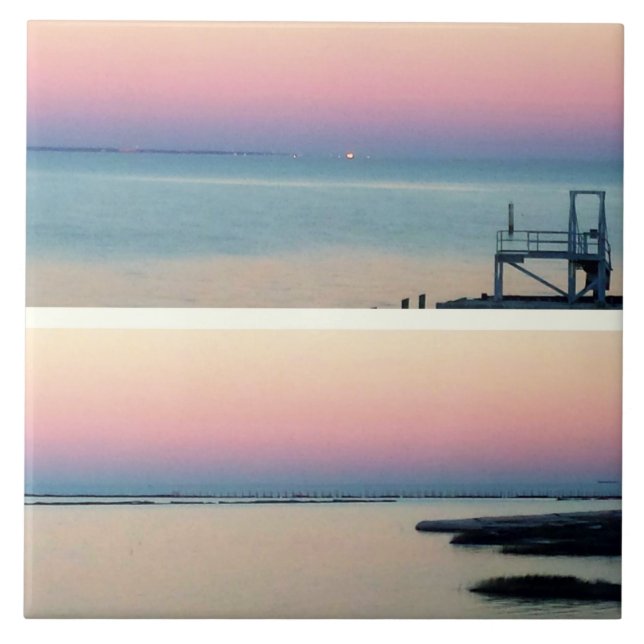 Azulejo De Cerámica Amanecer rosa sobre el agua y foto de muelle roto (Frente)