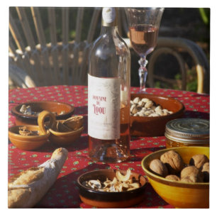 Azulejo De Cerámica Aperitif y aperitivos preparados: pan, aceitunas,