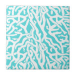 Azulejo De Cerámica Azul blanco náutico del modelo del arrecife de<br><div class="desc">Este océano bonito/playa-inspirado repitiendo el modelo náutico parece un arrecife de coral complejo-tejido en blanco en un con playas - fondo azul. El modelo elegante del arrecife de coral se hace en una mirada de la plantilla. El color del azul es evocador de los mares tropicales brillantes, claros. Este diseño...</div>