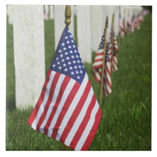 Azulejo De Cerámica Banderas americanas en las tumbas de veteranos