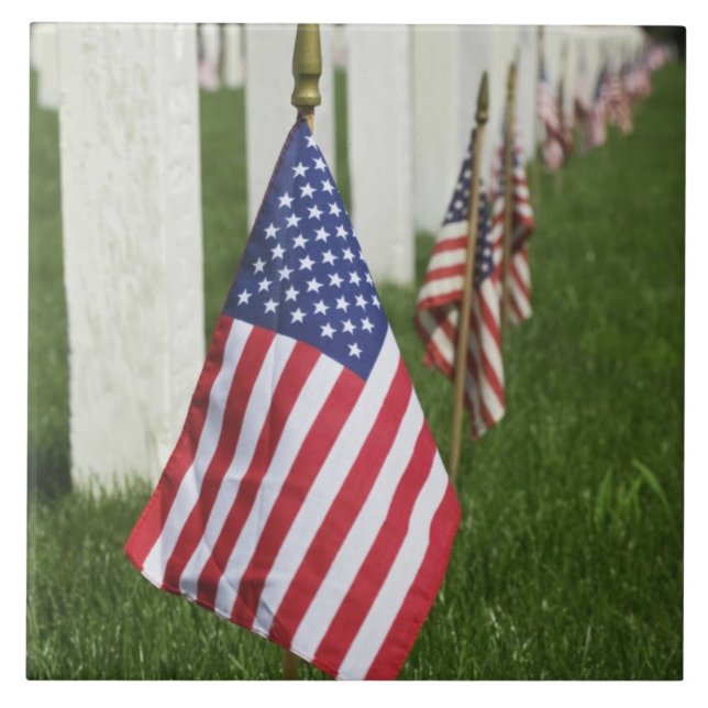 Azulejo De Cerámica Banderas americanas en las tumbas de veteranos (Frente)