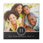 Azulejo De Cerámica Banner moderno con mosaico de fotos de la familia<br><div class="desc">Esta elegante y moderna baldosa presenta una imagen de una familia o pareja en el fondo, un círculo con un monograma en la parte delantera y un cartel horizontal en la parte inferior que incluye el nombre de la familia. Esta baldosa hace un gran regalo para celebrar a la familia,...</div>